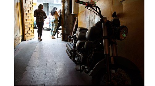 imagen de Una mujer imperturbable, una motocicleta