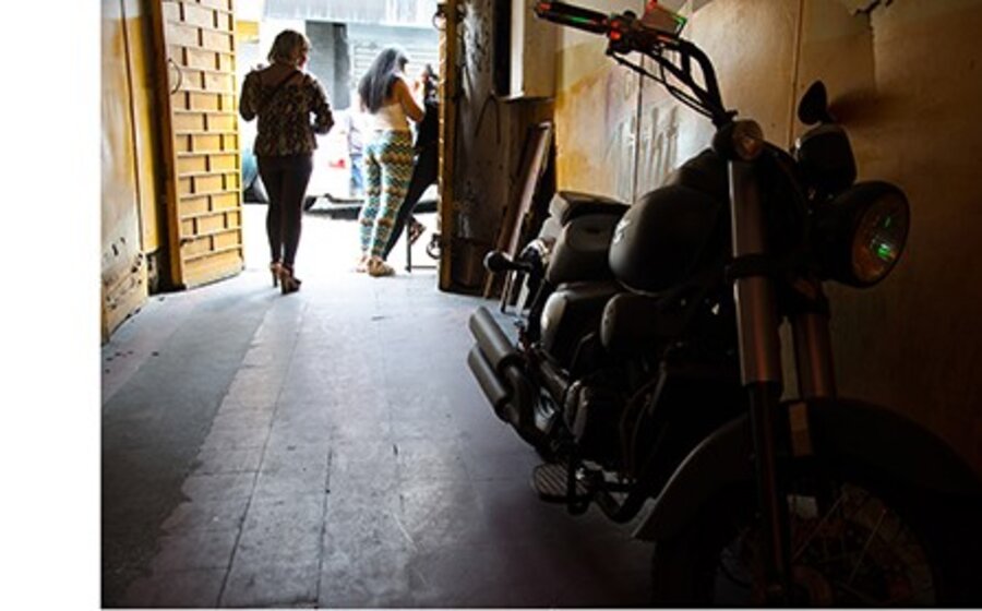 imagen de Una mujer imperturbable, una motocicleta